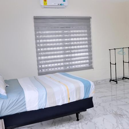 Queens Place Hotel Акра Екстериор снимка