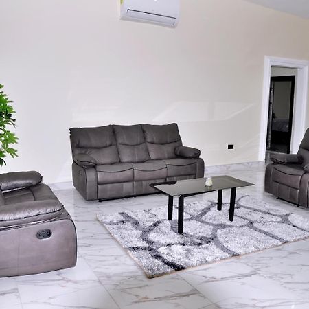 Queens Place Hotel Акра Екстериор снимка