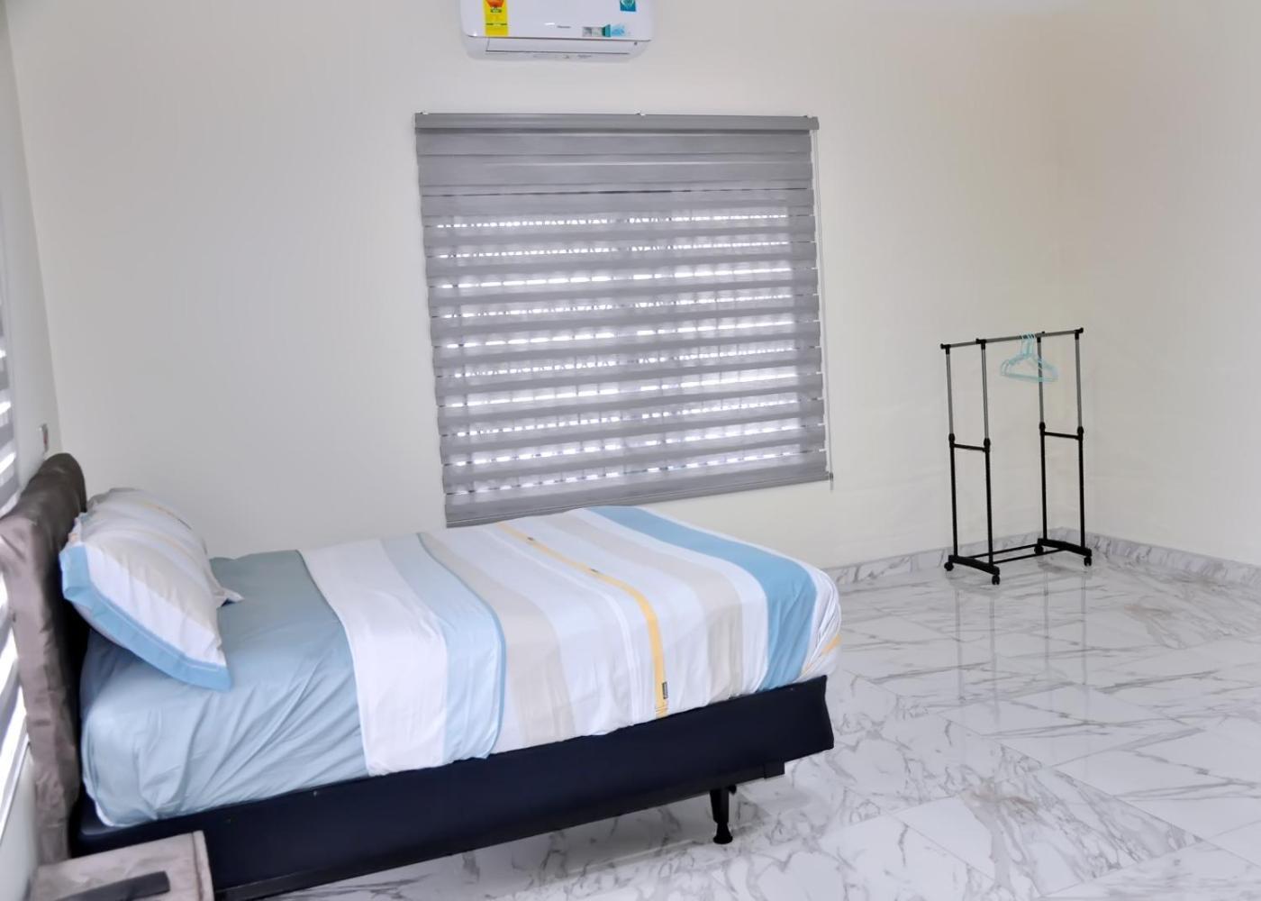 Queens Place Hotel Акра Екстериор снимка