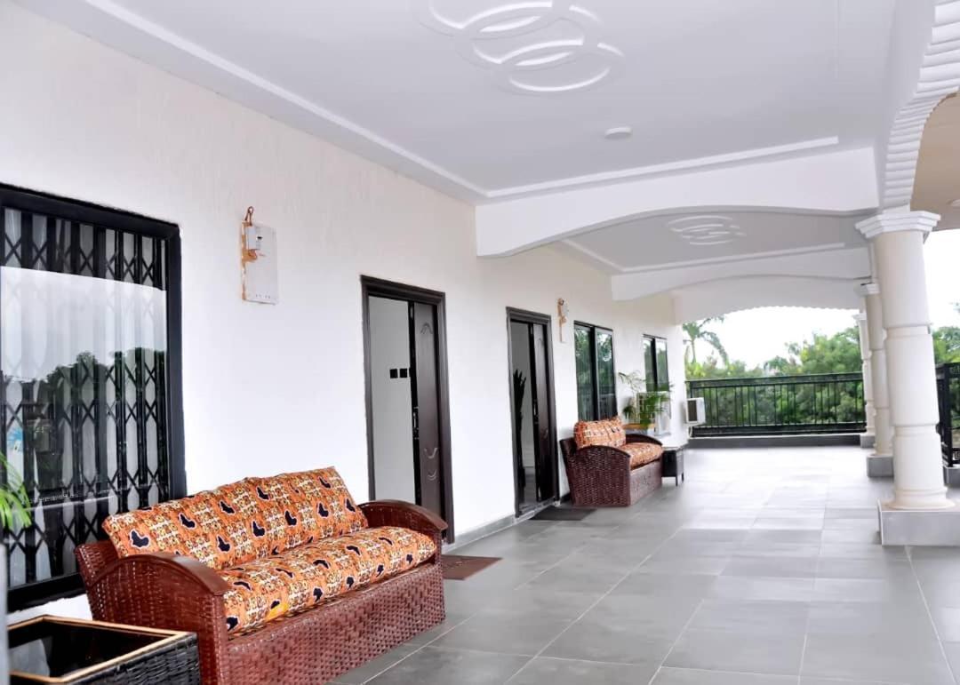 Queens Place Hotel Акра Екстериор снимка