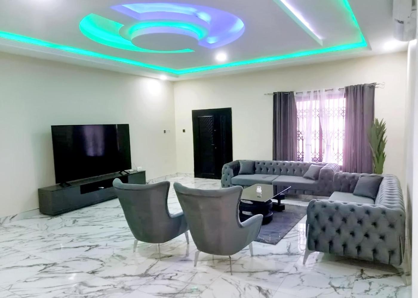 Queens Place Hotel Акра Екстериор снимка