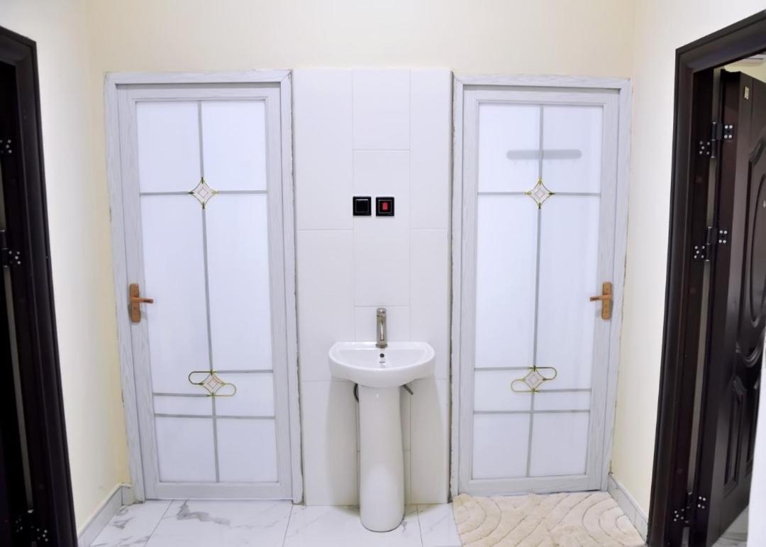Queens Place Hotel Акра Екстериор снимка
