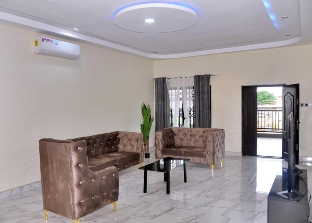 Queens Place Hotel Акра Екстериор снимка