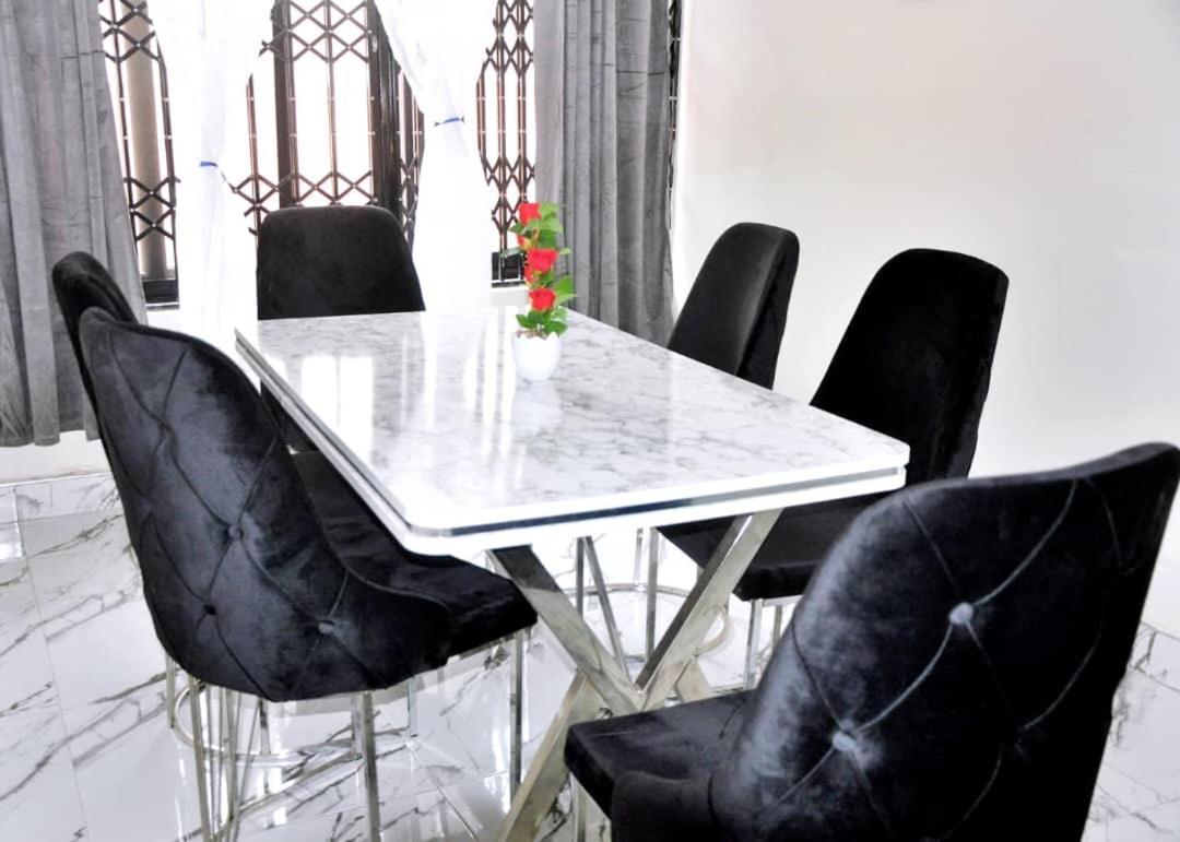 Queens Place Hotel Акра Екстериор снимка