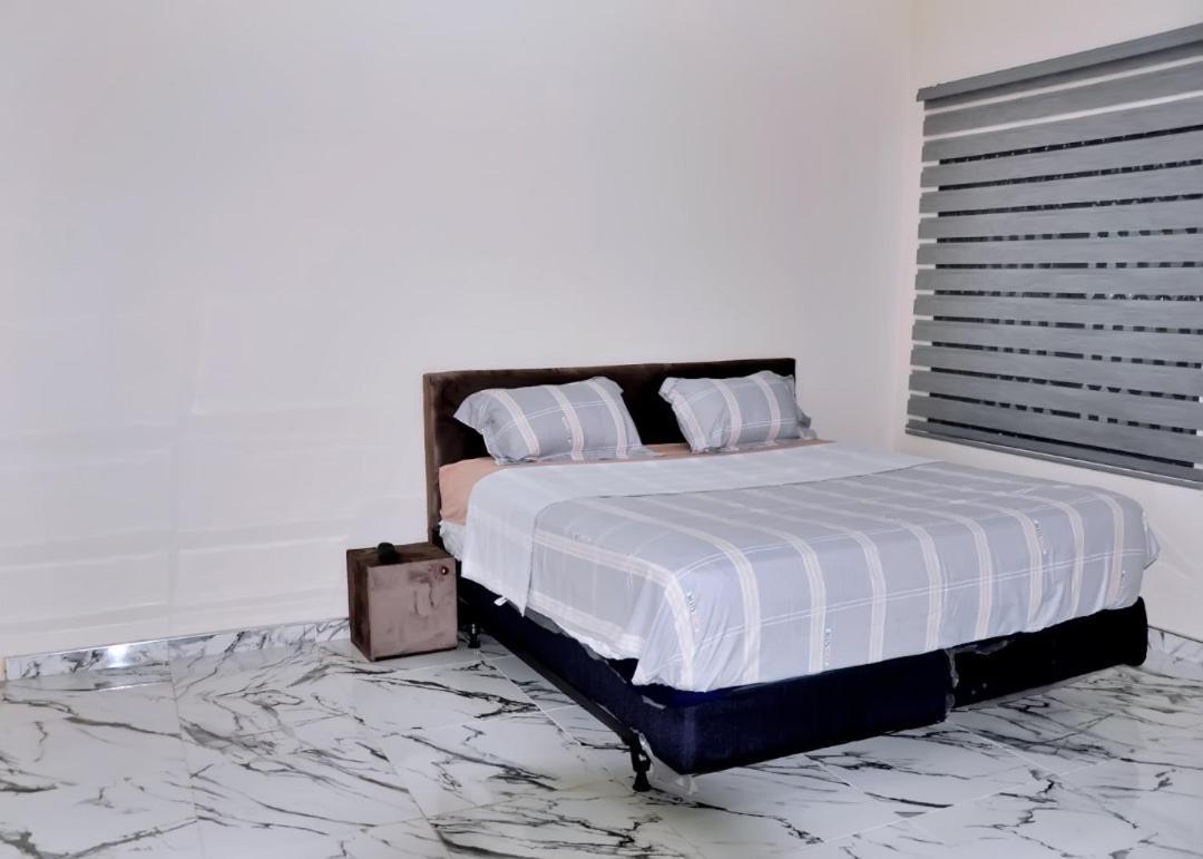 Queens Place Hotel Акра Екстериор снимка